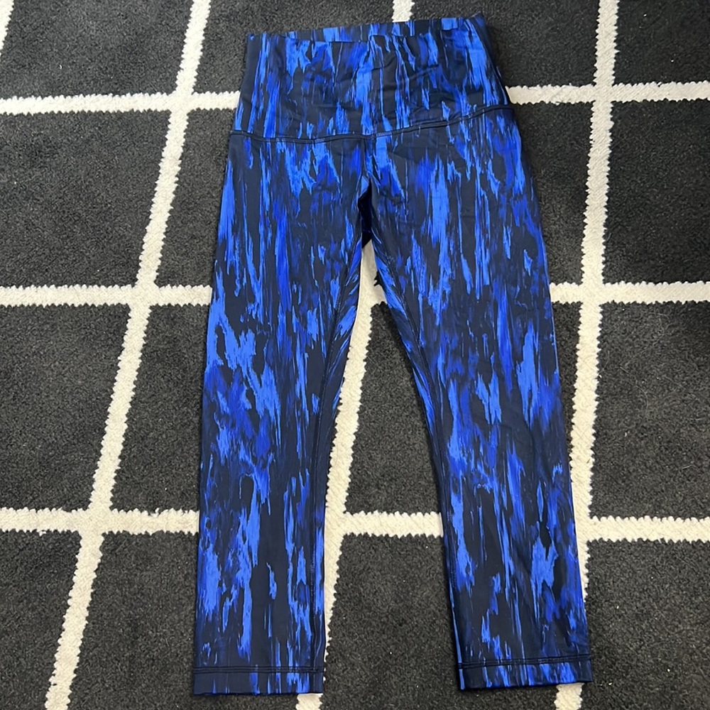 Like new Lululemon Wunder Under Crop yoga pants, size 6